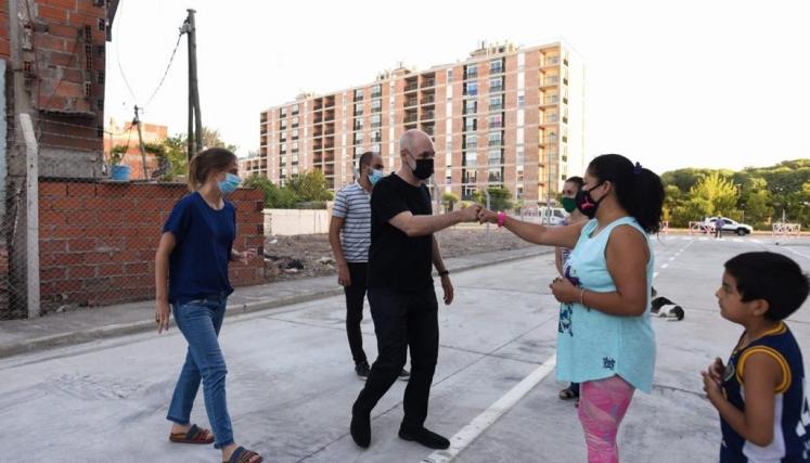 Horacio Rodríguez Larreta, Maria Migliore y Gabriel Mraida, visitando a una de las familias relocalizadas