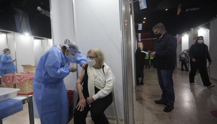La Ciudad comenzó a aplicar segunda dosis de AztraZeneca: la emoción de los adultos mayores que fueron vacunados
