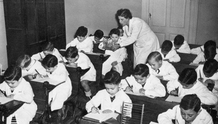 Clase de matemáticas. La maestra enseña a sus alumnos a utilizar el ábaco. 1949. Fuente: Archivo General de la Nación.