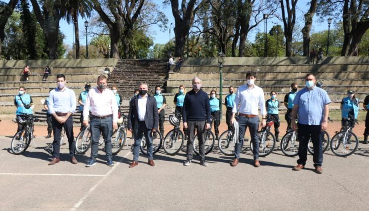 El ministro de Justicia y Seguridad, Marcelo D’Alessandro, inauguró hoy el Cuerpo Ciclista de los Agentes de Prevención con la entrega de 36 bicicletas para que los efectivos puedan trasladarse con mayor facilidad por la Ciudad y realicen sus tareas, especialmente en los Senderos Escolares