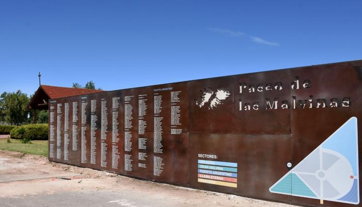 En honor a los caídos, la Ciudad puso en valor el Paseo de las Malvinas con 649 nuevos monolitos