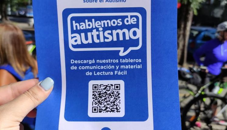 Imagen 7: Folleto de fondo azul, con letras en blanco y un QR. Texto del folleto: " Copidis. 2 de abril. Día mundial de concientización sobre el autismo. Hablemos de autismo. Descarga nuestros tableros de comunicación y material en lectura fácil. Logos de GCBA".