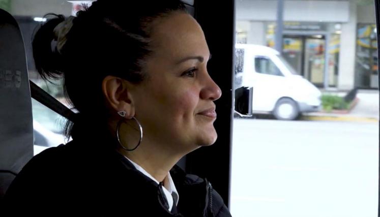 Bus turístico porteño: Mariela Ortiz cumplió su sueño y es la primera mujer en manejarlo