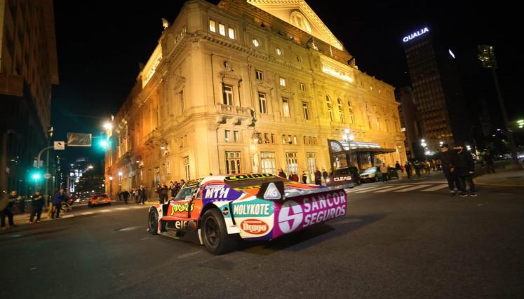 Para celebrar los 85 años del Turismo Carretera, 12 autos de carrera recorrieron las calles del centro porteño y quedaron estacionados frente al Teatro Colón. Foto de Deportes/GCBA
