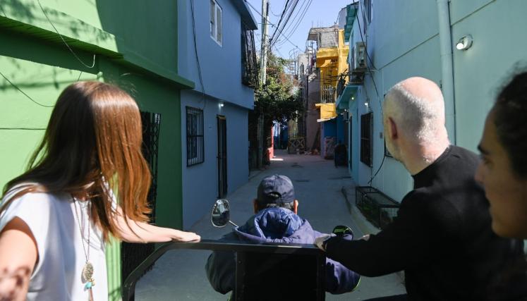 Rodríguez Larreta recorrió las fachadas intervenidas por 260 vecinos en el Barrio Mugica de Retiro, donde el arte impulsa nuevas fuentes de trabajo